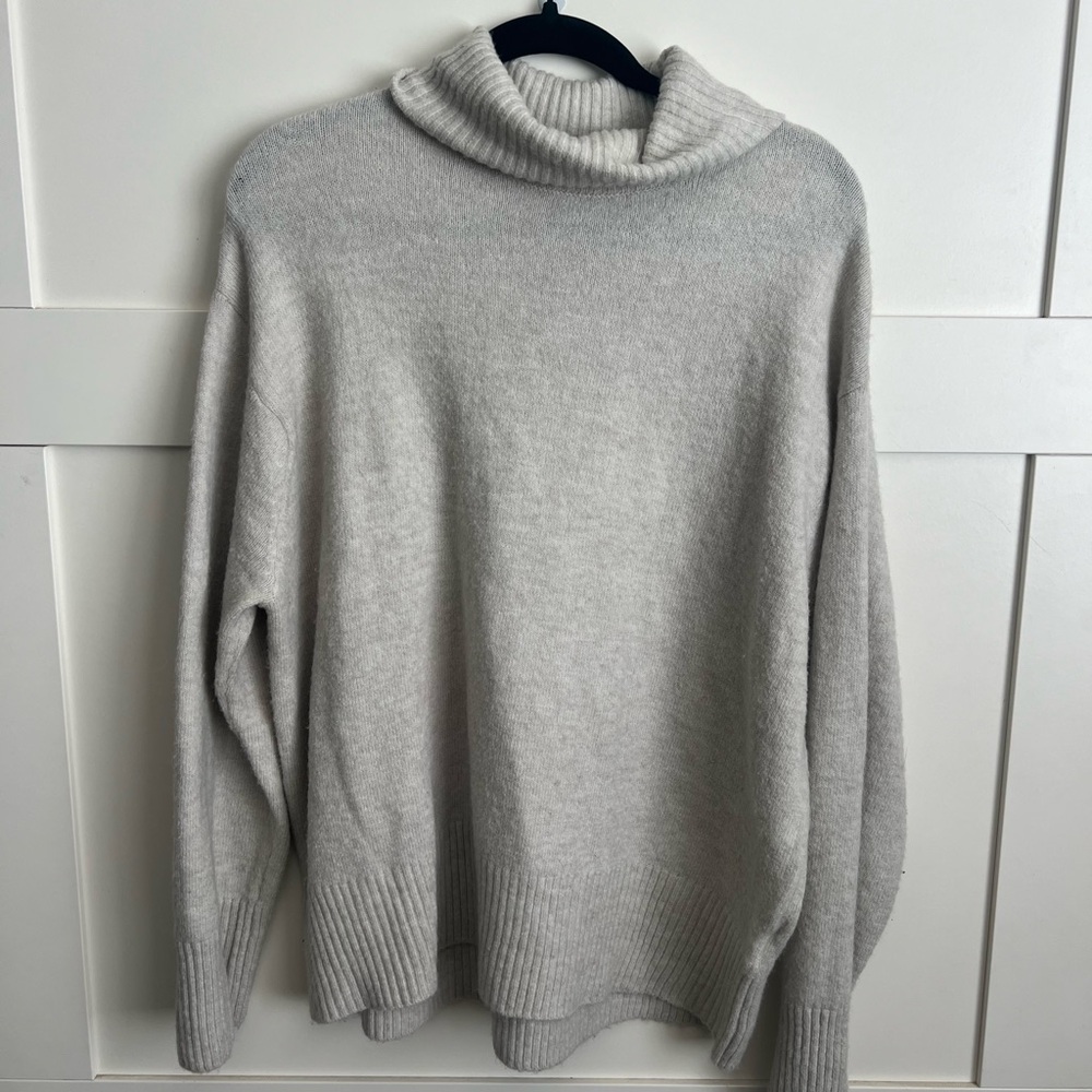 💛 Buy Two, Get One 💛 H&M Sweater